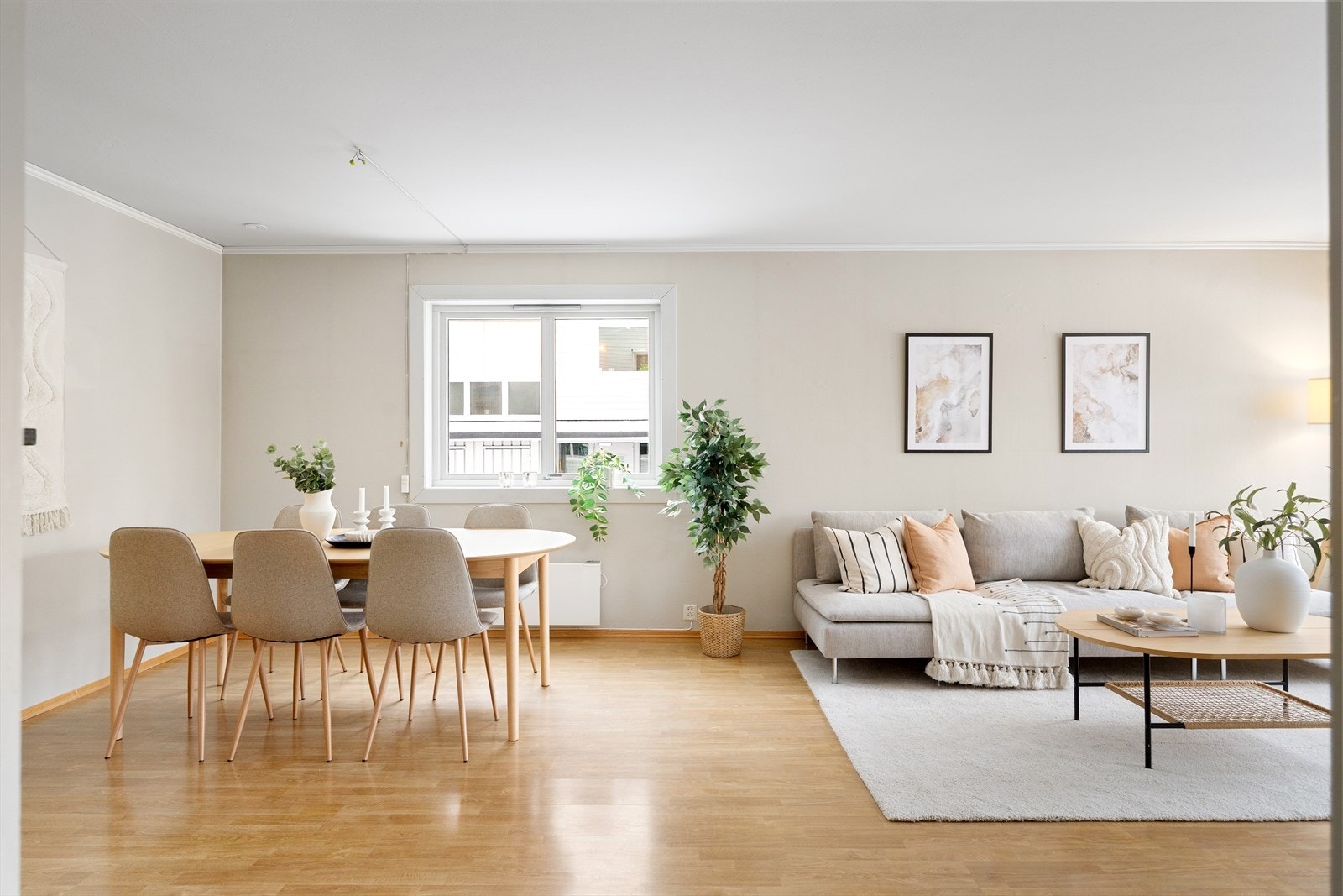 Det er fin plass til å sette inn et spisebord i den ene enden av stuen. Galleribilde