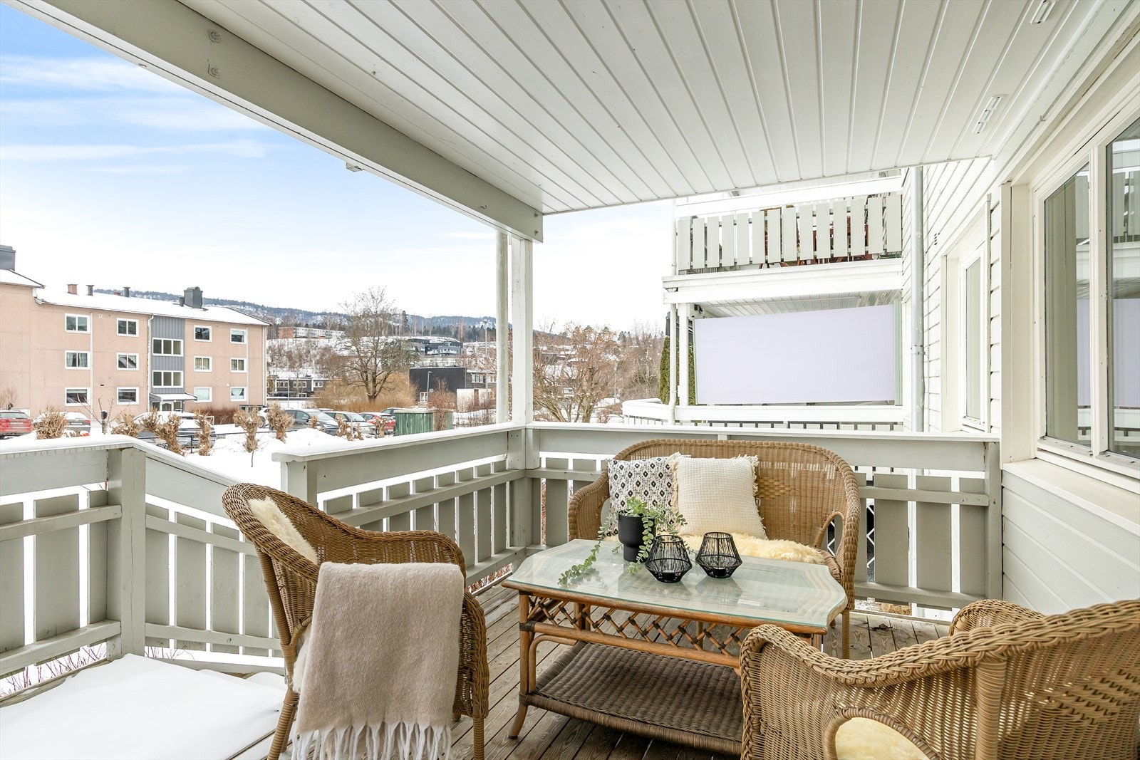 Koselig og praktisk overbygget balkong utenfor stuen med trapp ned til hagen. Galleribilde