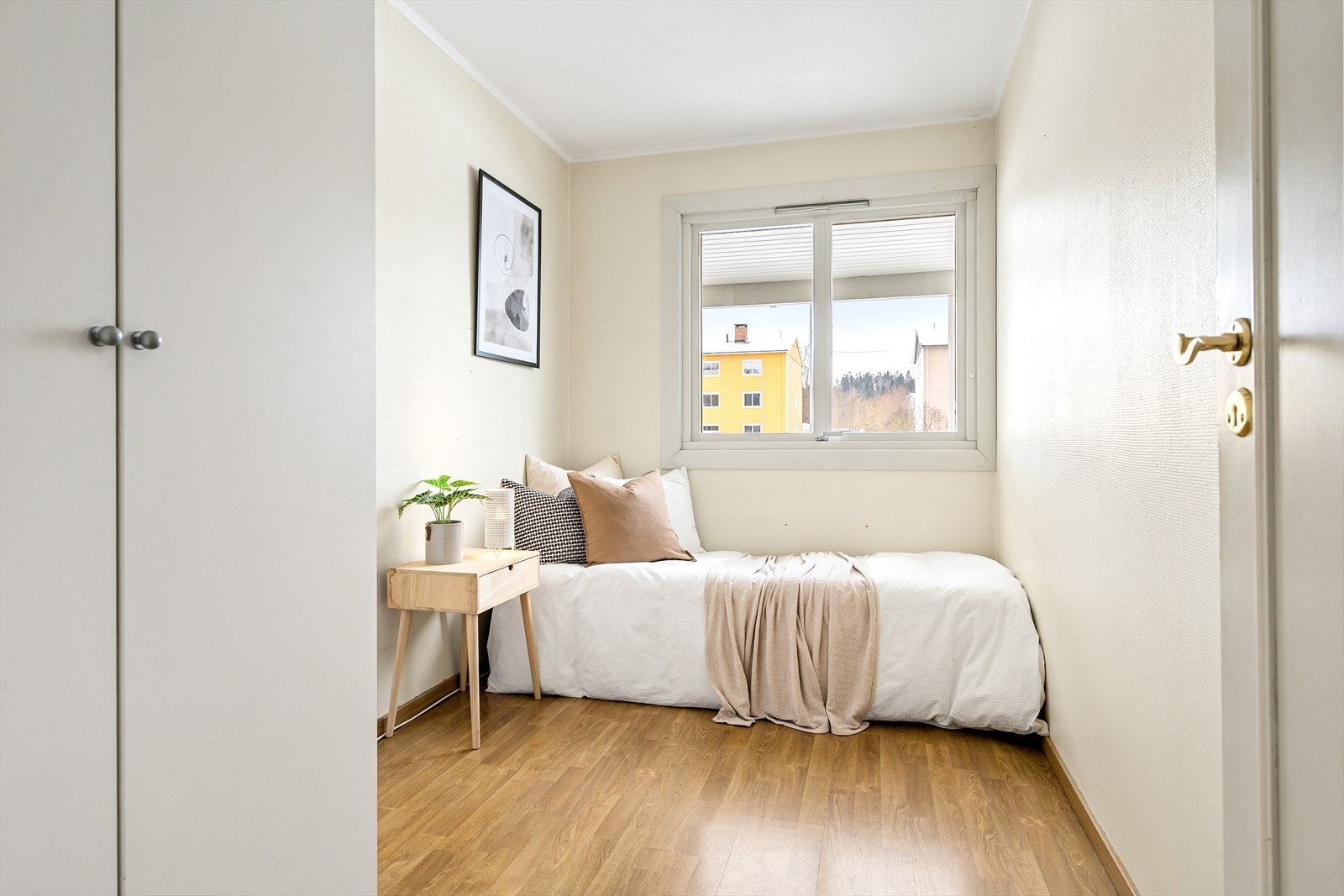 Boligen har ytterligere to soverom i tillegg til hovedsoverommet. De to andre soverommene har fin plass til seng, nattbord, skrivepult og garderobeskap eller annen møblering. Galleribilde