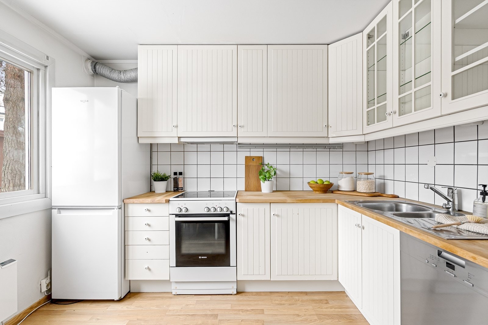 Boligen har separat kjøkken. Her er det godt med skap og skuffer. Galleribilde