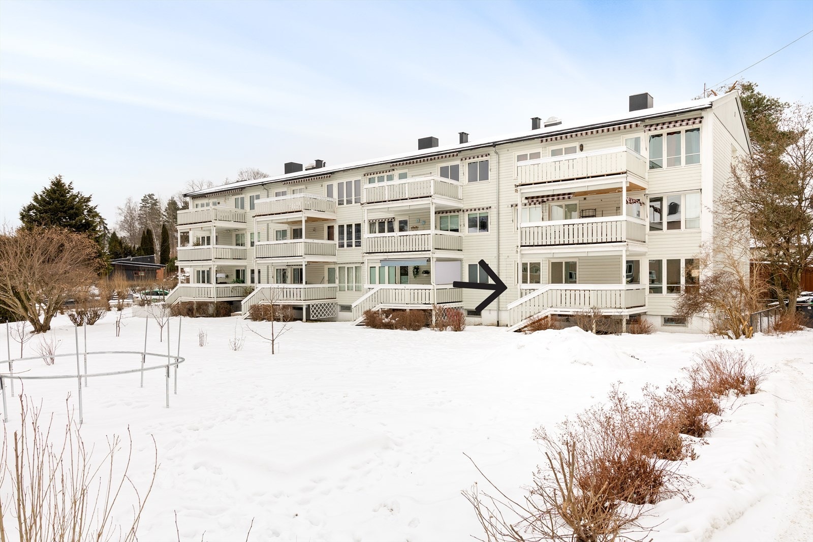 Leiligheten har en attraktiv og sentral beliggenhet på Løkeberg, med gangavstand til buss, T-bane, skoler, barnehager og daglige servicetilbud. Galleribilde