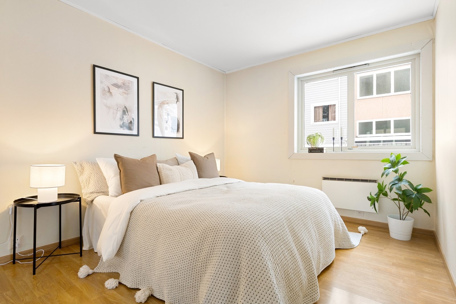 Hovedsoverommet er romslig og har god plass til dobbeltseng med tilhørende nattbord. Galleribilde