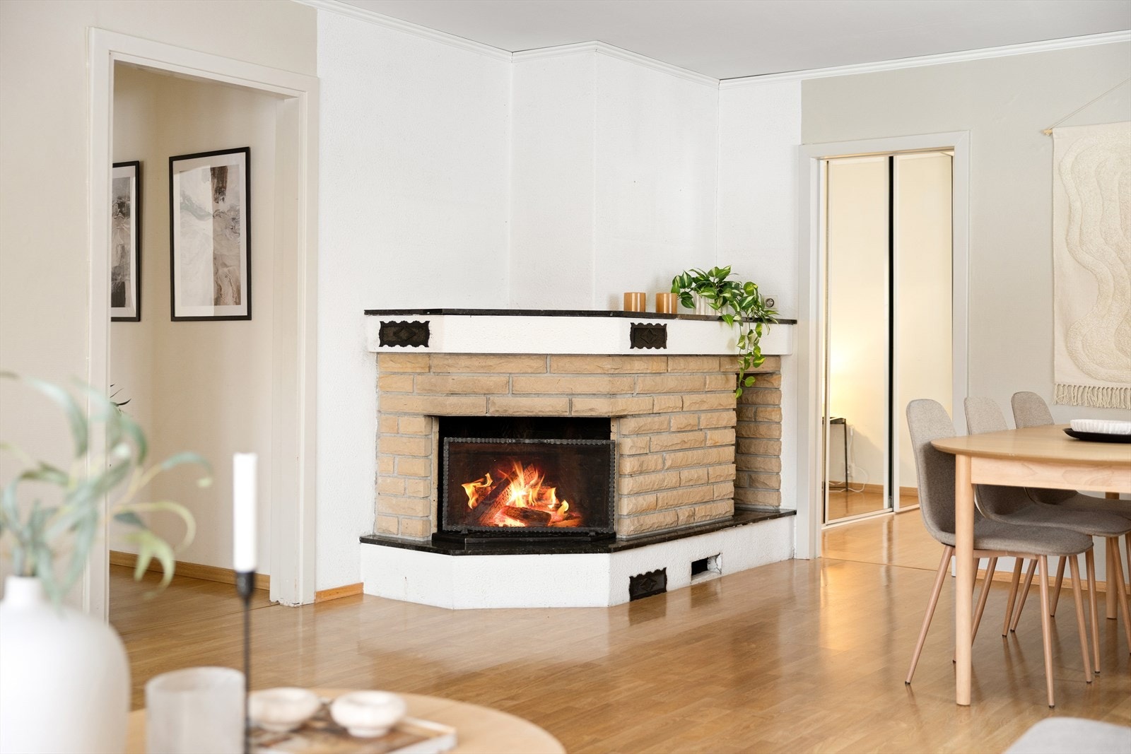 Koselig peis med egen nisje til ved. Galleribilde