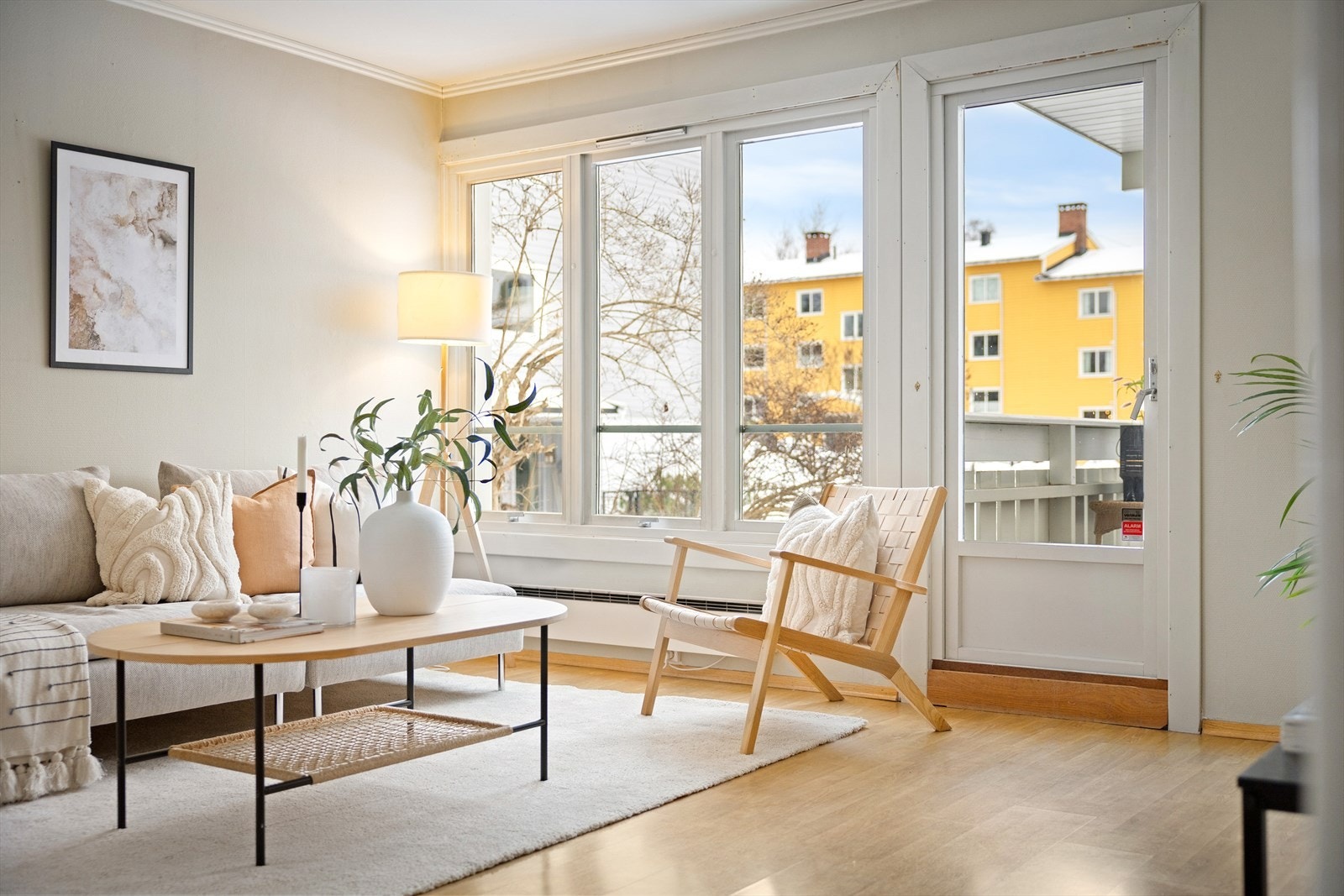 Fra stuen er det også utgang til overbygget balkong som blir en naturlig forlengelse av stuen i sommerhalvåret. Galleribilde