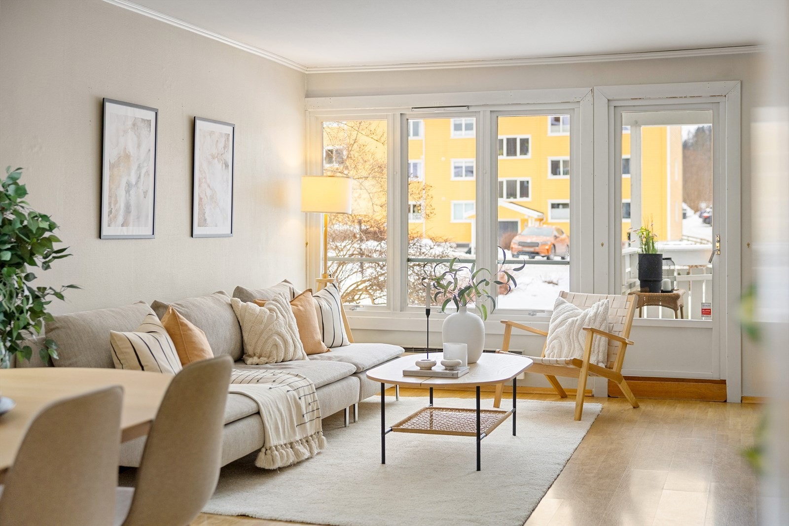 Lys og romslig stue med store vindusflater som slipper inn godt med dagslys. Galleribilde