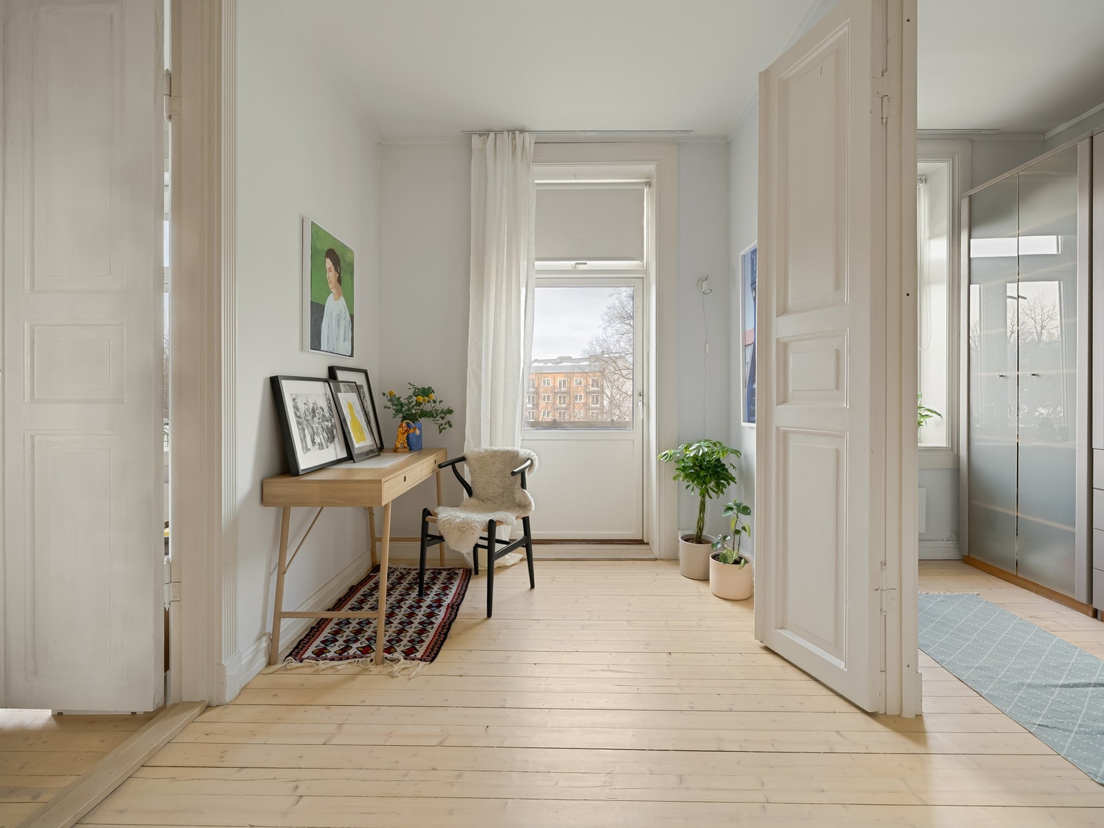 Herfra er det utgang til den nordvendte balkongen som vender mot fantastiske parkområder. Galleribilde