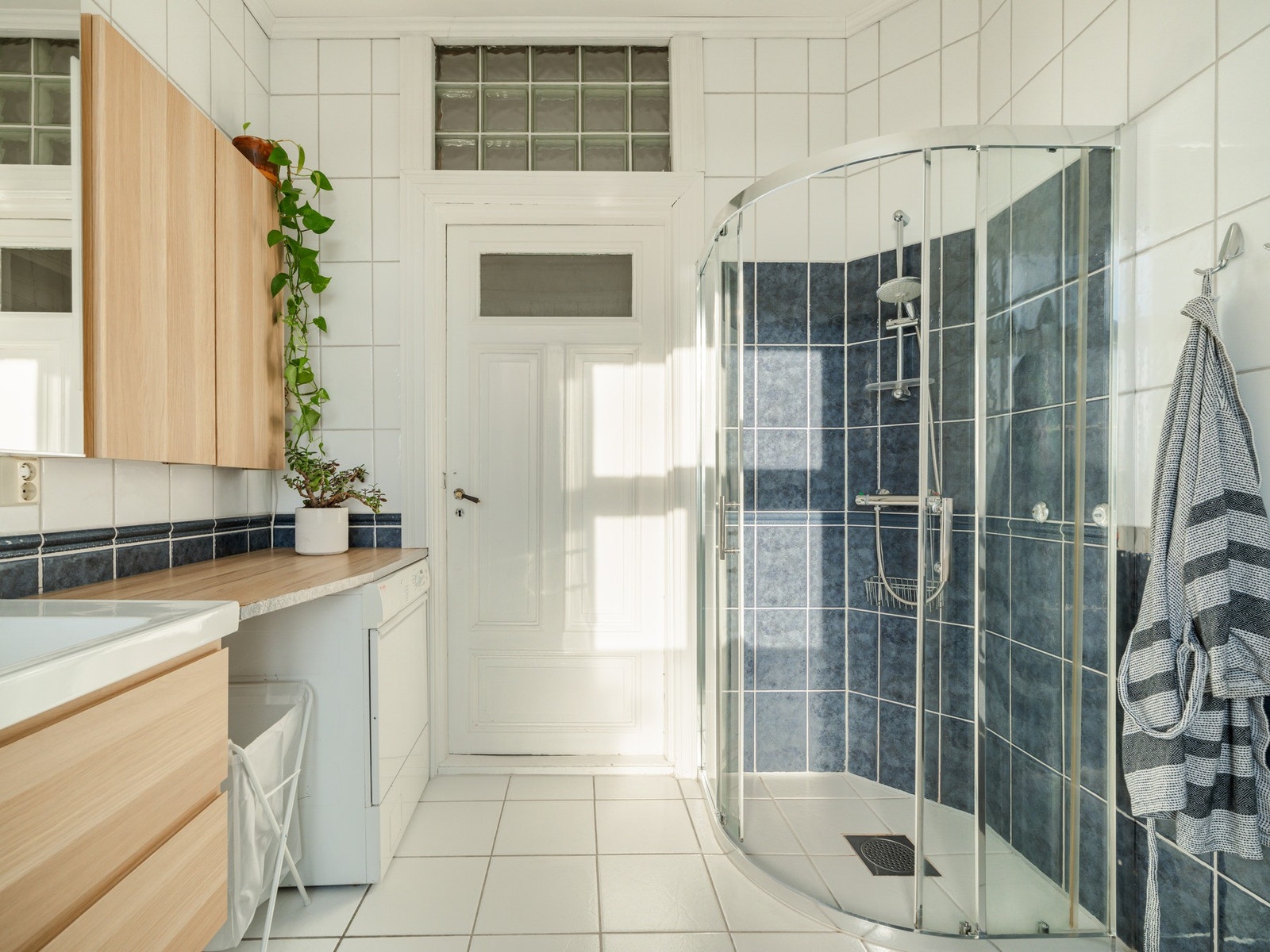 Det er lune varmekabler i gulvet. Plass og opplegg til vaskemaskin. Galleribilde