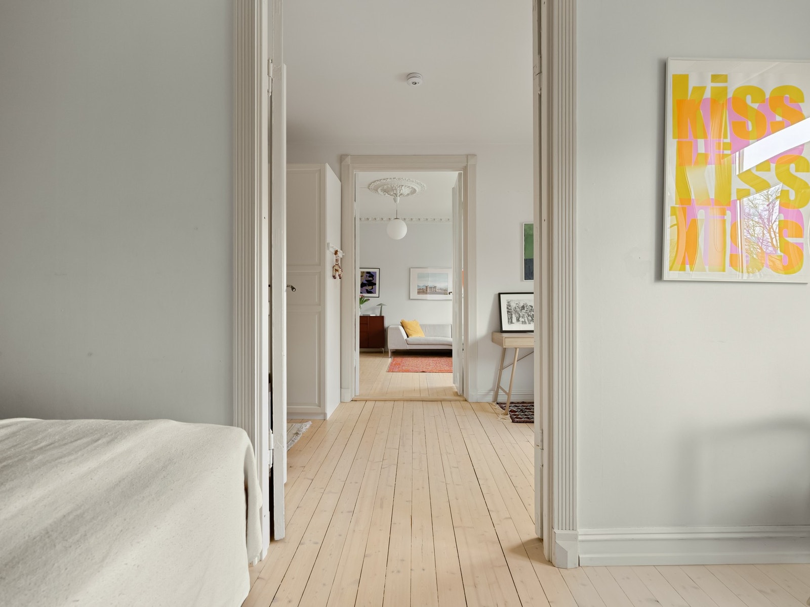 Vi snur oss og går videre ut gjennom stuen mot kjøkkenet. Galleribilde