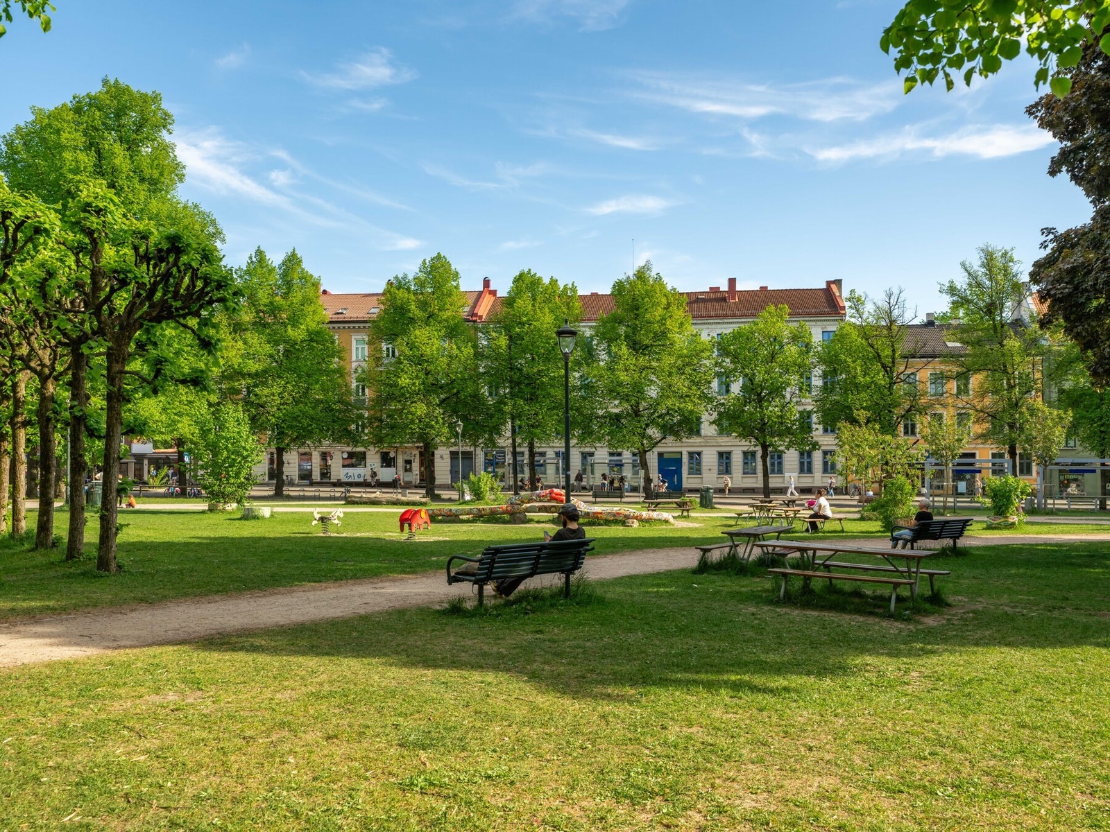 Rett utenfor finner du flotte parkområder på Gråbeinsletta. Leiligheten ligger i det gule bygget til venstre i bildet. Galleribilde