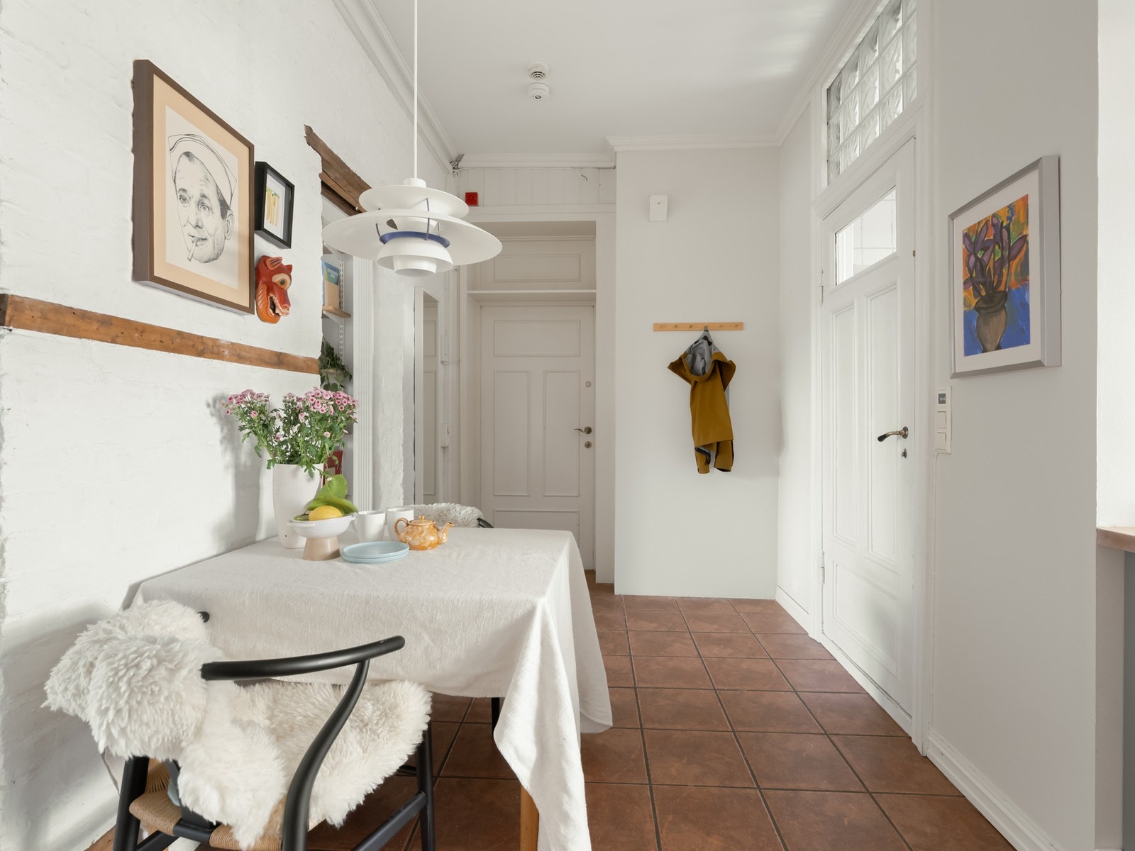 Hyggelig entré med naturlig plass til å henge fra seg jakker og plassere sko. I tillegg til innvendige arealer disponeres det et totalt bodareal på 12 m². Galleribilde