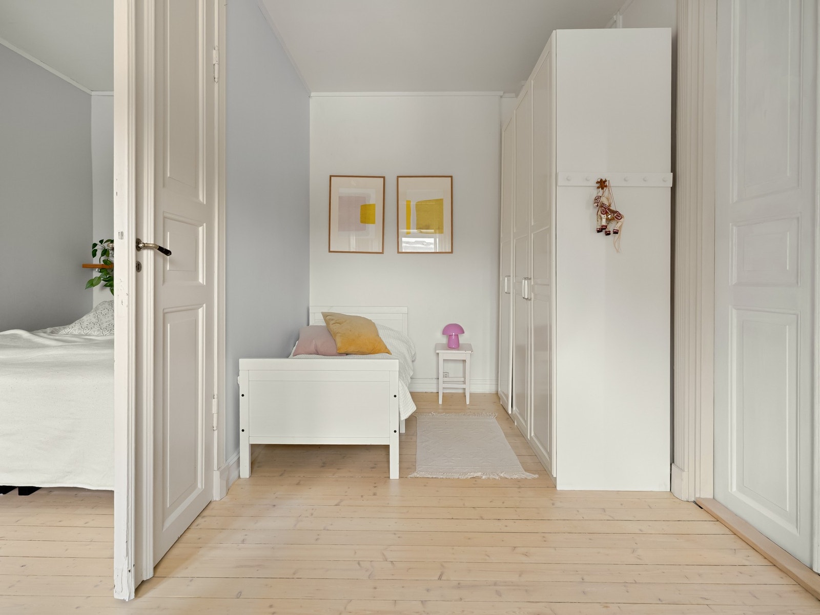 Soverommet har god plass til en mindre seng og garderobeskap. Galleribilde