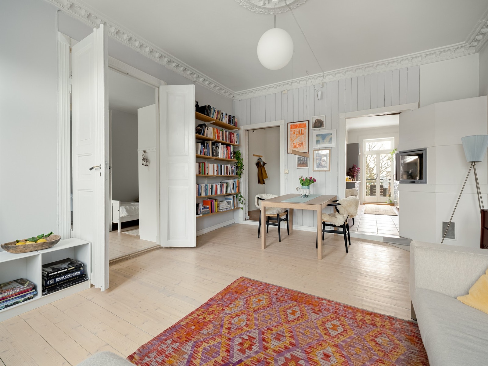 Det er ikke mangel på sjarmerende detaljer. Fra stuen er det flotte, doble fløydører inn til soverommene. Galleribilde