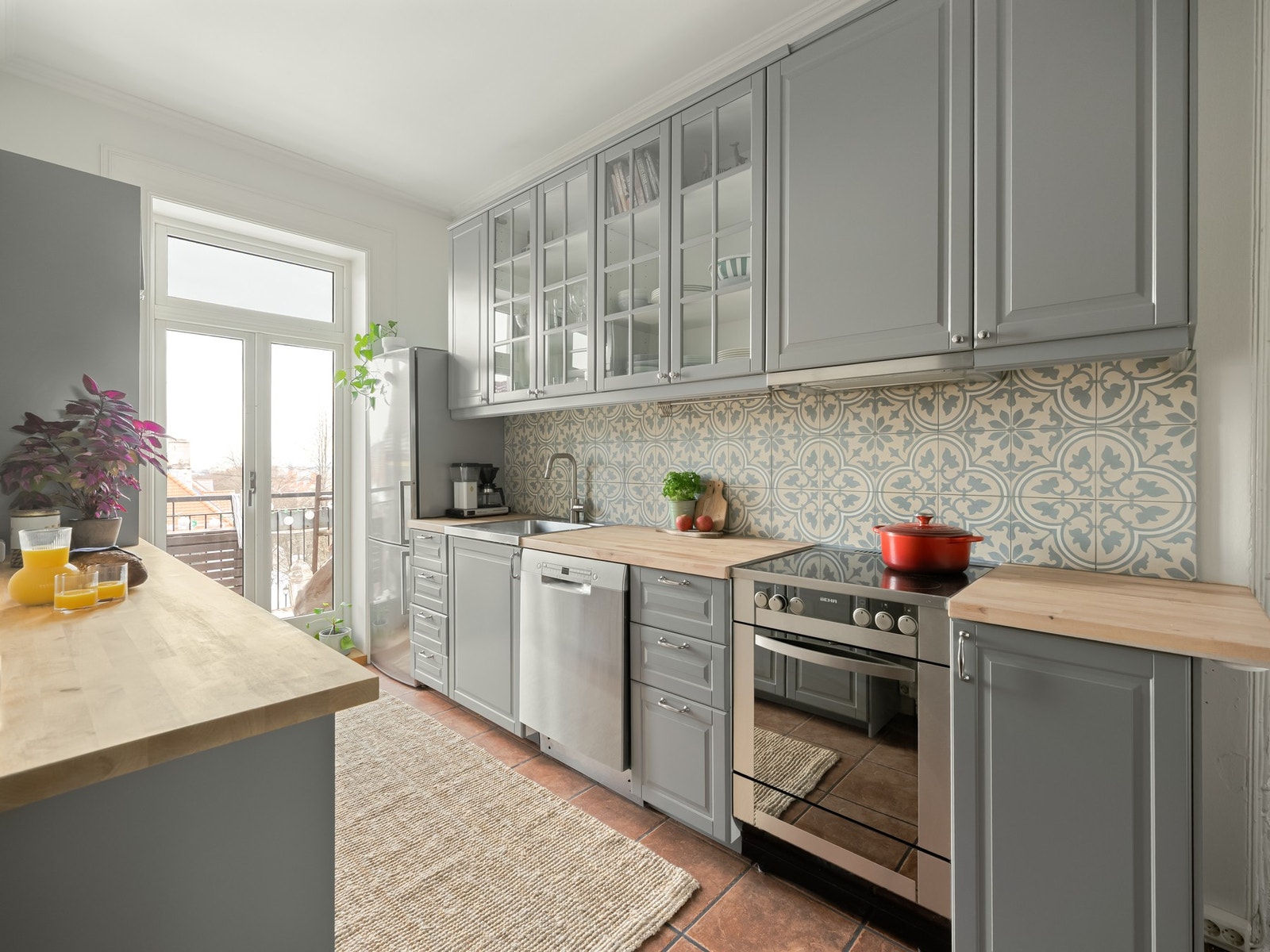 Kjøkkenet ligger separat fra stuen. Det er moderne og innholdsrikt med profilerte fronter og benkeplate i heltre. Galleribilde