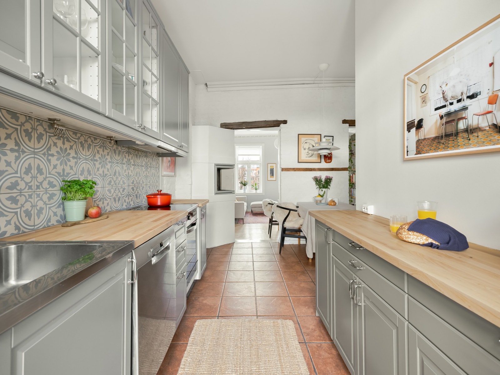 Kjøkkenet er romslig med god plass til flere kokker. Det er lune varmekabler i gulvet på kjøkkenet og i entréen. Galleribilde