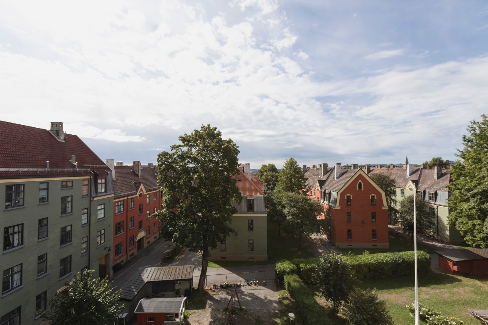 Det er flott utsyn mot ærverdig bebyggelse i Det Rivertzke kvartal. (Bilde fra forrige salg i 2018). Galleribilde