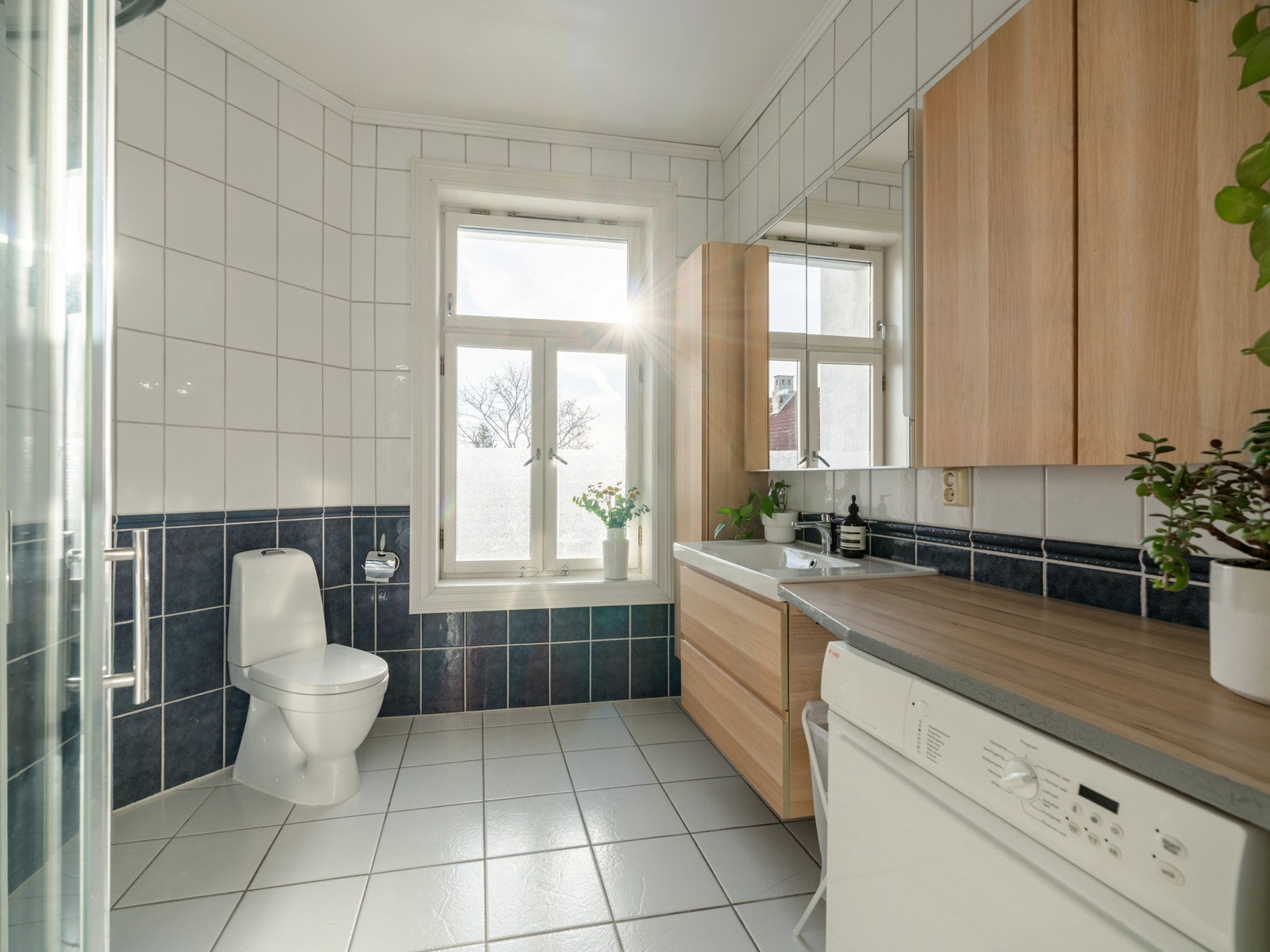 Leiligheten har et stort bad med vindu som slipper inn godt med dagslys. Galleribilde