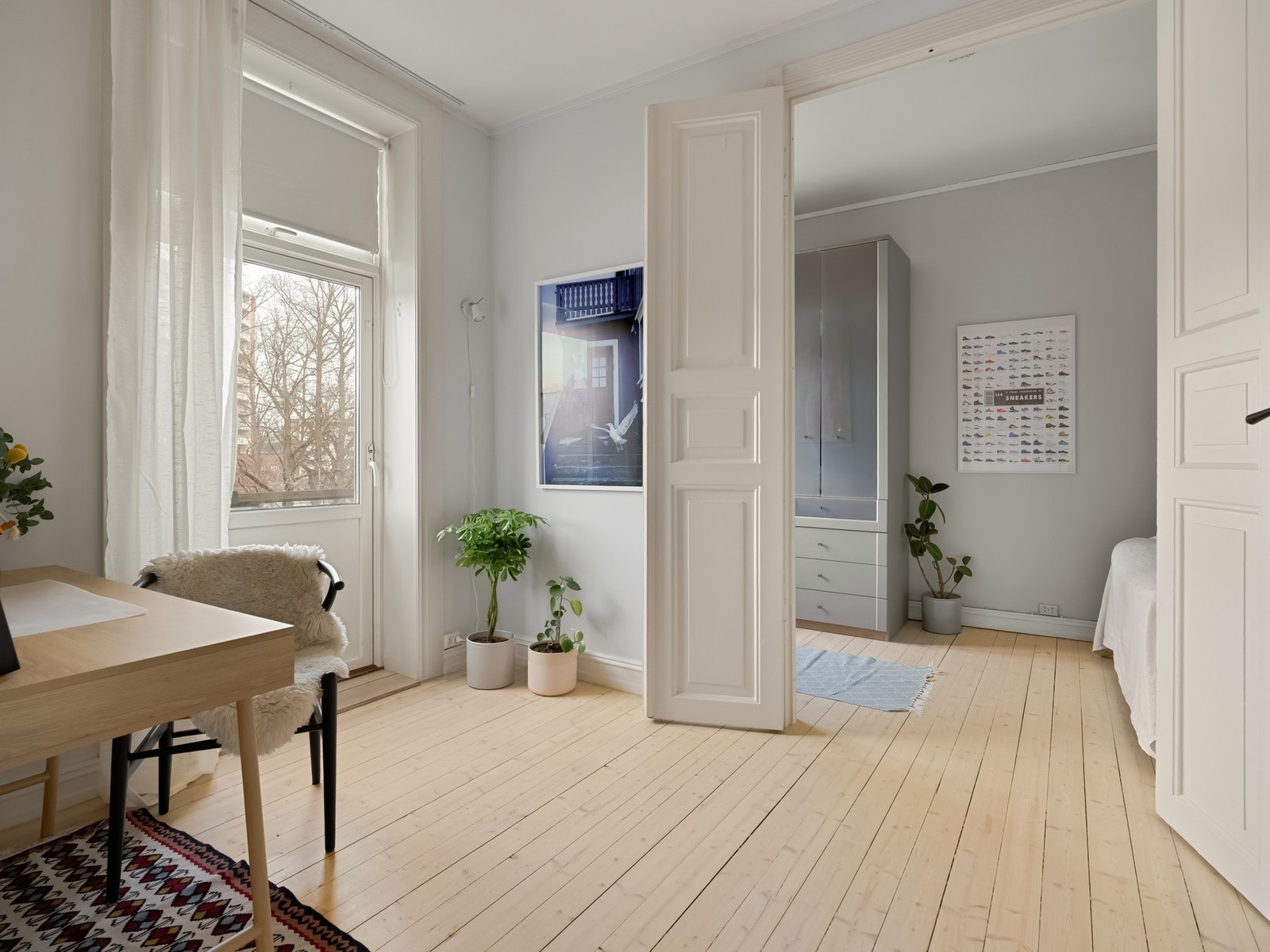 Rommet har god plass til en skrivepult og øvrig møblement. Galleribilde