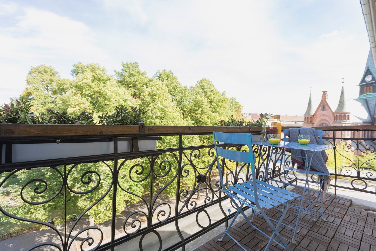 Balkongen ligger luftig på toppen med flott utsyn mot ærverdige Sagene kirke i bakgrunn. (Bilde fra forrige salg i 2018). Galleribilde