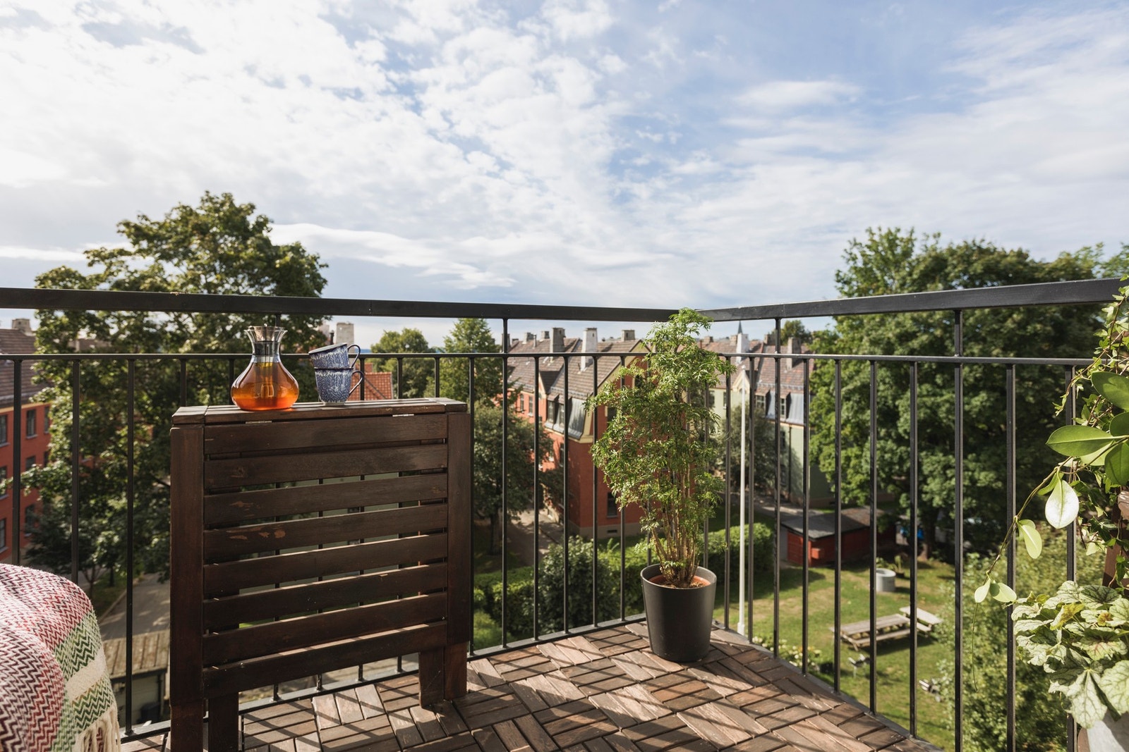 Med sin sydvendte retning byr balkongen på svært gode solforhold store deler av dagen midt på sommeren. (Bilde fra forrige salg i 2018). Galleribilde