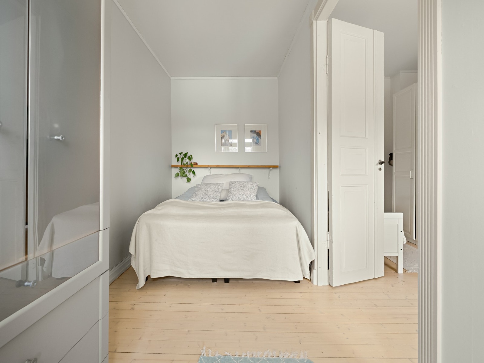 Det andre soverommet er romslig og lyst med god plass til dobbeltseng. Galleribilde