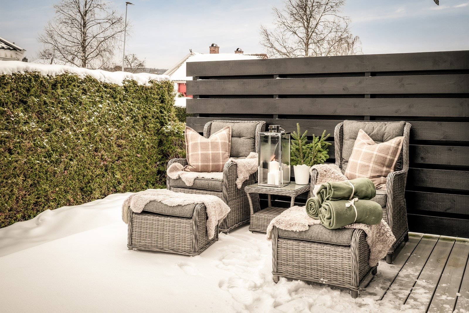 Leveggen på terrassen gir en lun og behagelig sitteplass med god plass til utemøbler. Galleribilde