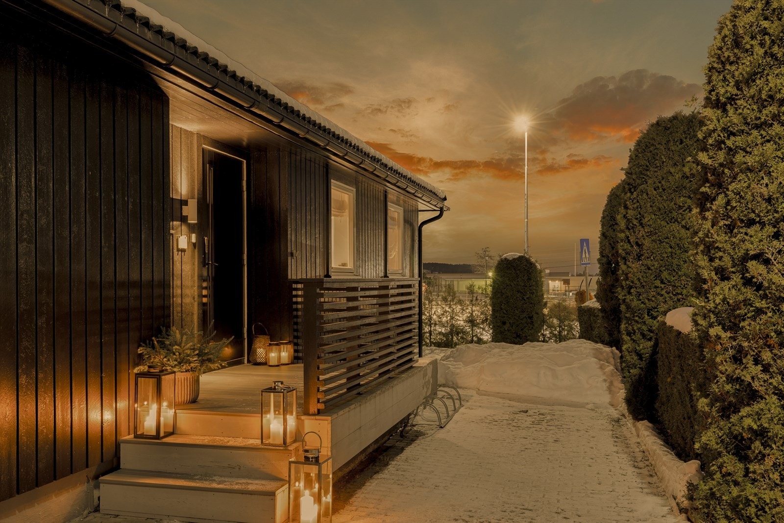 På fremsiden av boligen har man steinlagt gårdsplass og et opphøyet inngangsparti. Galleribilde