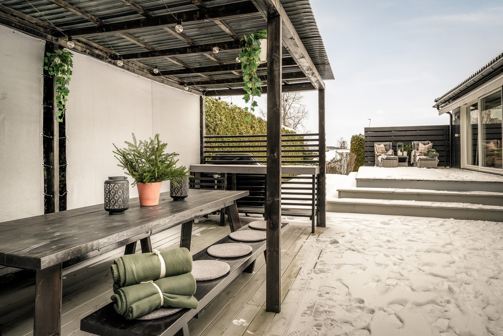 Pergolaen kan benyttes sommer som vinter og familien kan samles til utemiddag etter en tur i skiløypa som strekker seg fra boligfeltet og ut i marka. Galleribilde