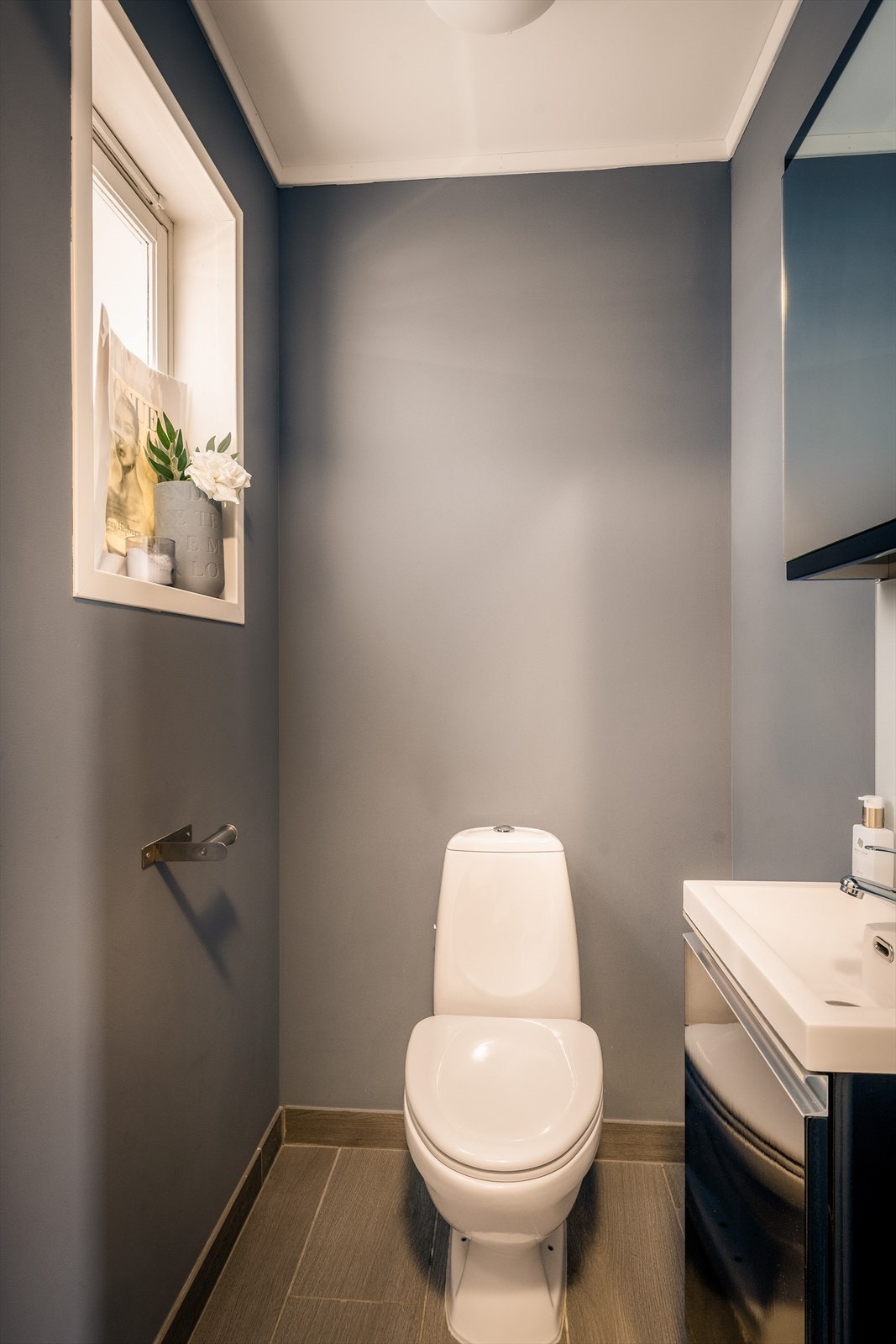 Fra entreen har man adkomst til toalettrom, innredet med klosett og servantmøbel. Galleribilde