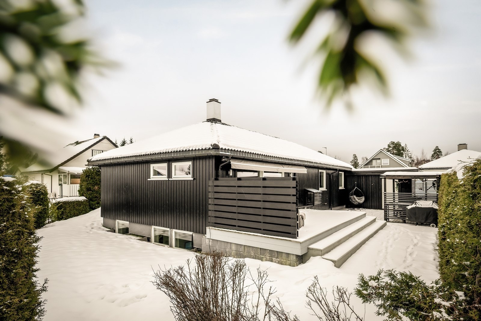 Eiendommen har en relativ flat tomt som er pent opparbeidet med omkransende beplantning mot naboer. Galleribilde