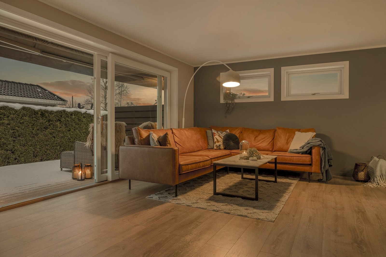 Stuen har flere vindusflater og skyvedør i glass ut til terrassen, noe som gir rikelig med naturlig lysinnslipp. Galleribilde
