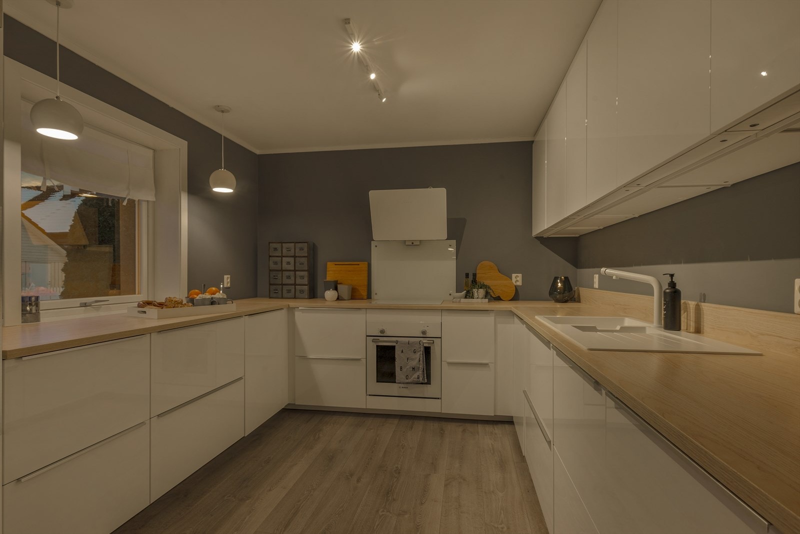 Kjøkkenet har innredning fra Ikea (2017) i praktisk u-form. Galleribilde