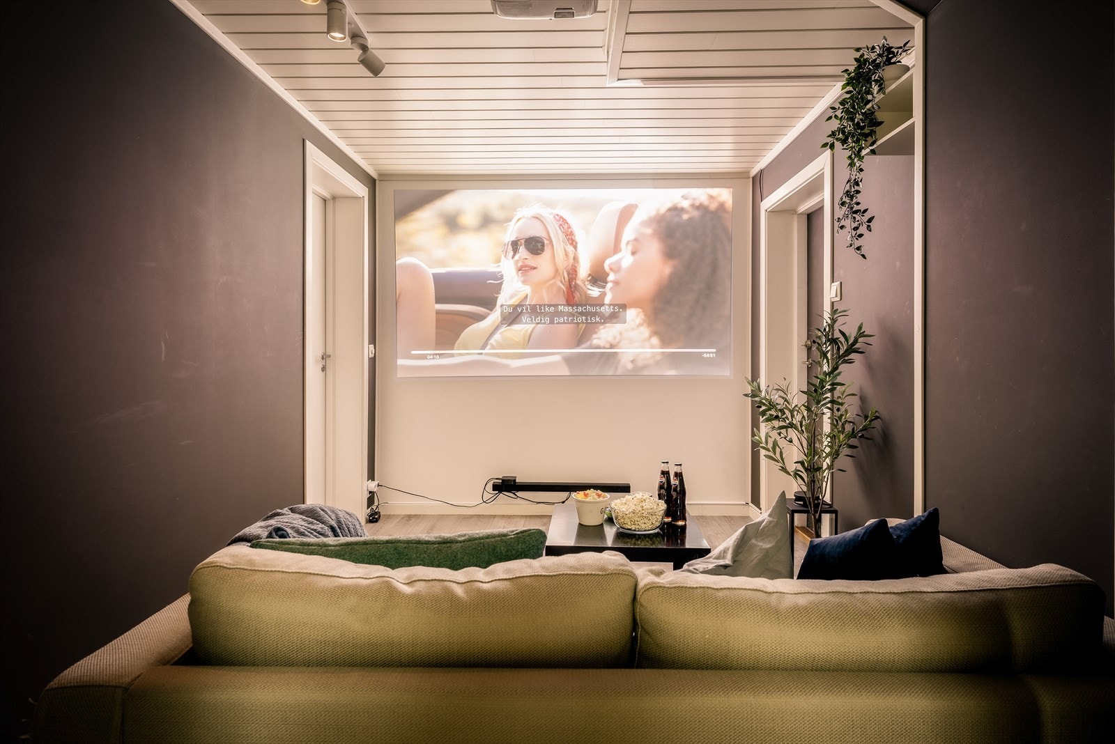 Kjellerstuen kan for eksempel benyttes som egen hjemmekino - her er det bare å finne frem popcornet! Galleribilde