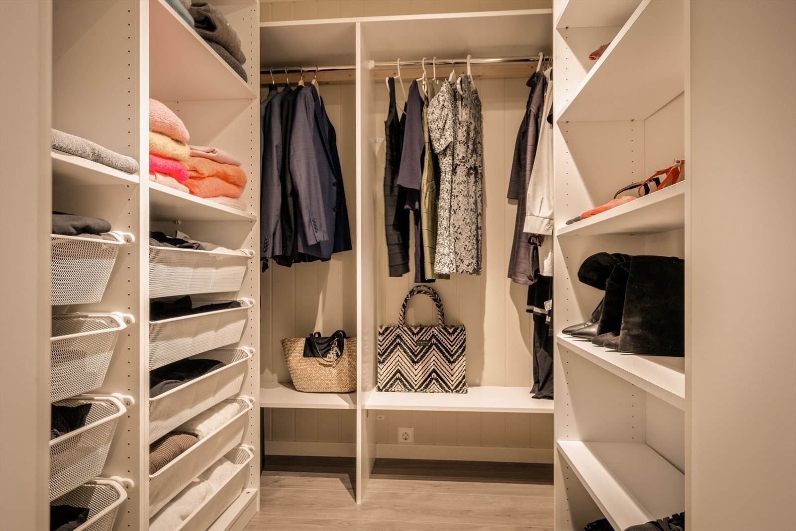 Her er det satt inn Pax-garderobe fra Ikea med fine løsninger. Galleribilde