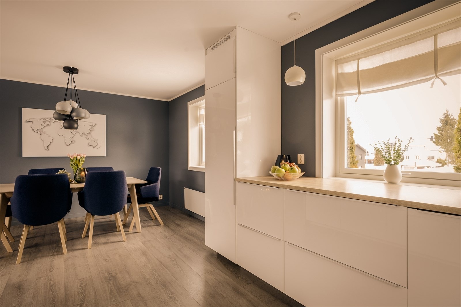 Et stort vindu skaper godt med naturlig arbeidslys for den lekne kokken. Galleribilde