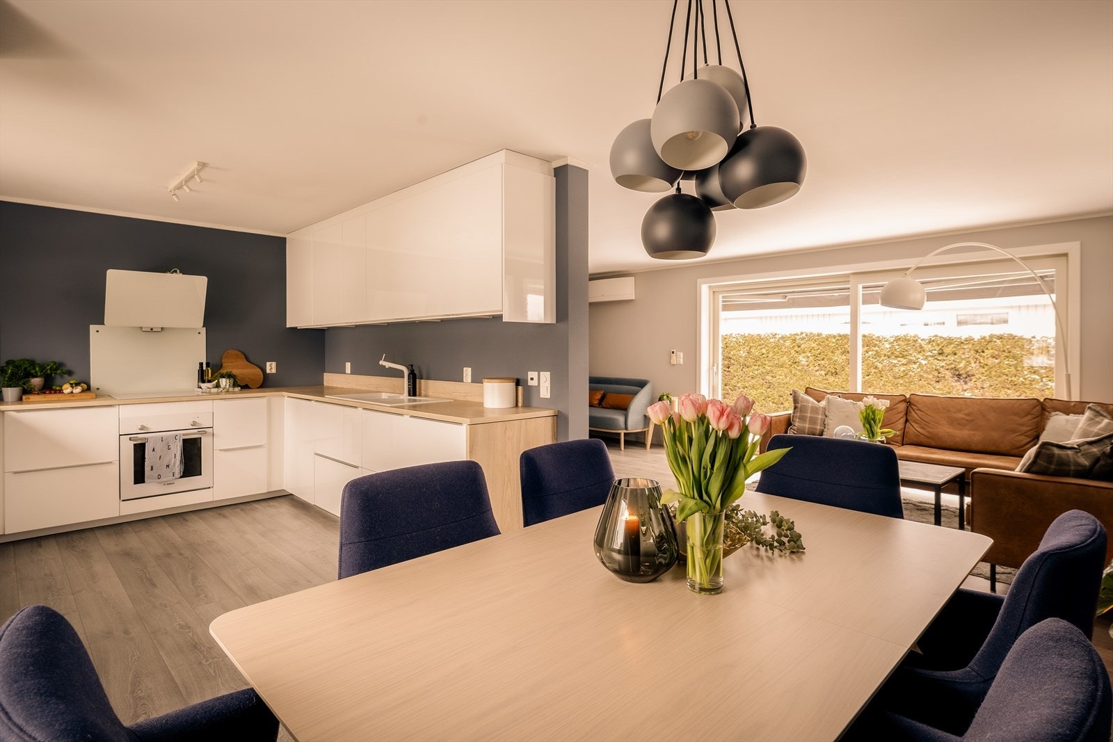 Innredningen har nedfelt oppvaskkum, integrert koketopp, stekeovn, oppvaskmaskin og kjøleskap. Galleribilde