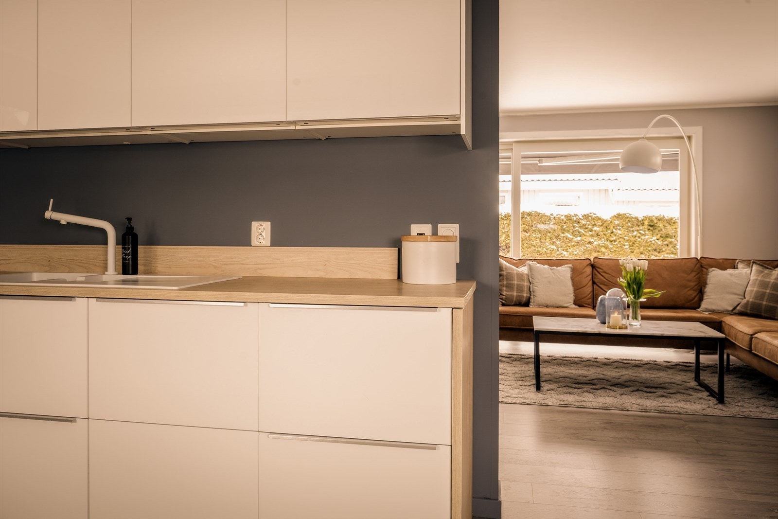 Kjøkkeninnredningen har lyse, høyglans fronter og laminat benkeplate. Galleribilde