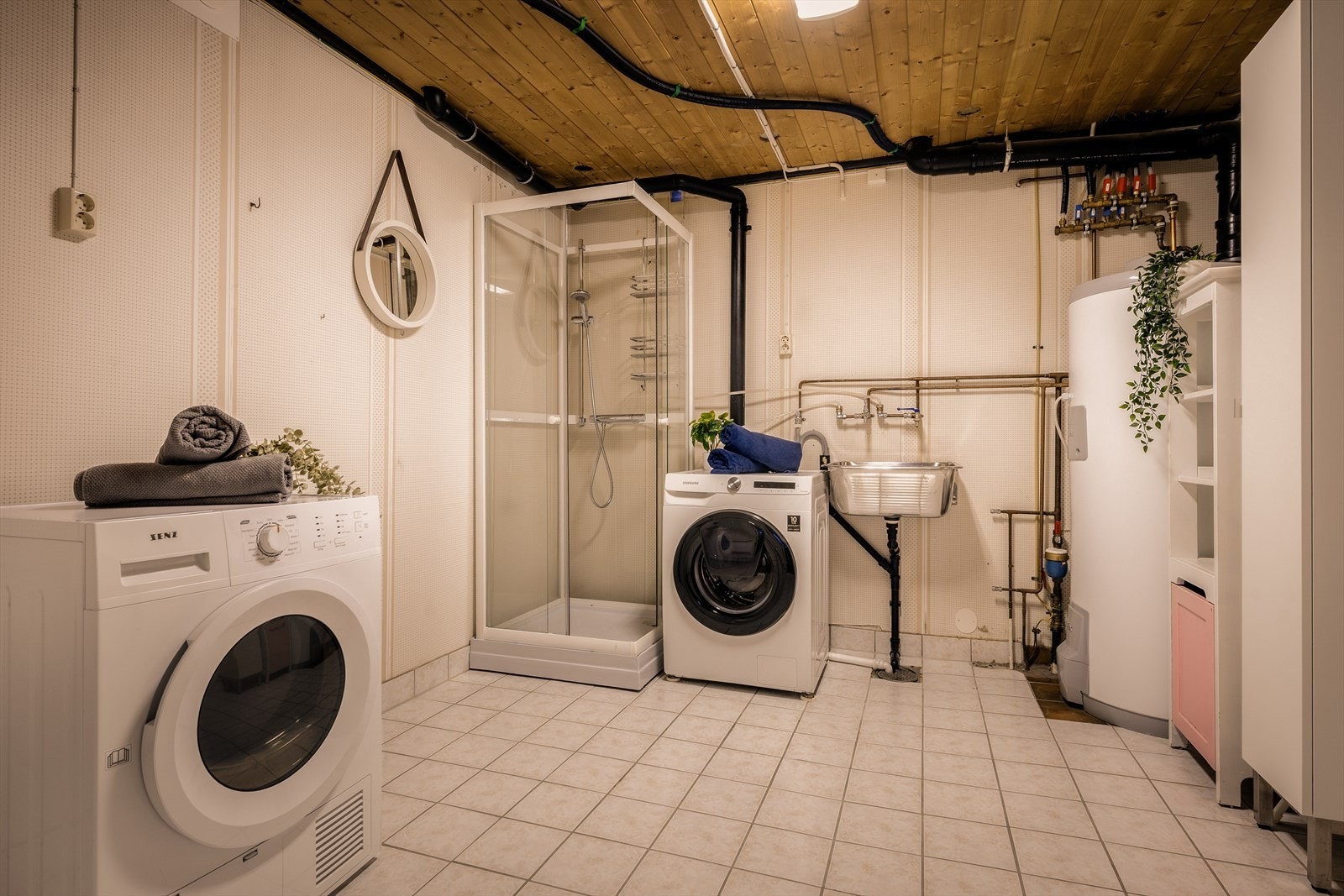 Vaskerom innredet med dusjkabinett, utslagsvask og høyskap. Nyere varmtvannsbereder. Galleribilde