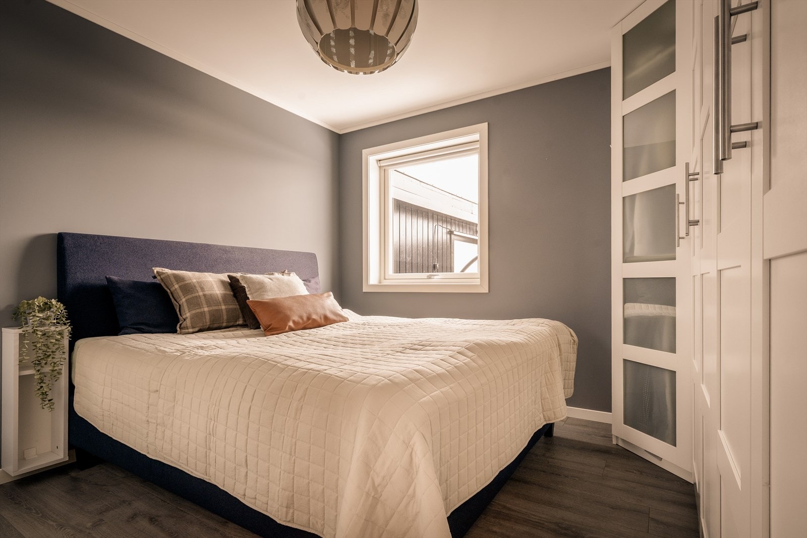 Hovedsoverommet har plass til dobbeltseng med tilhørende møblement. Galleribilde