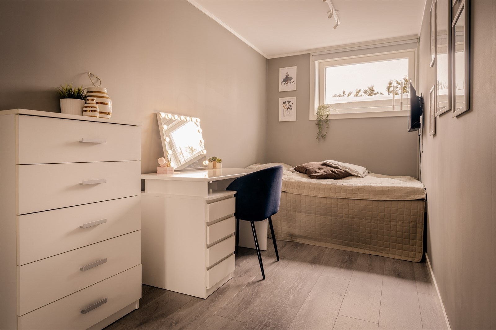 Soverommene er malt i nøytrale fargenyanser. Galleribilde