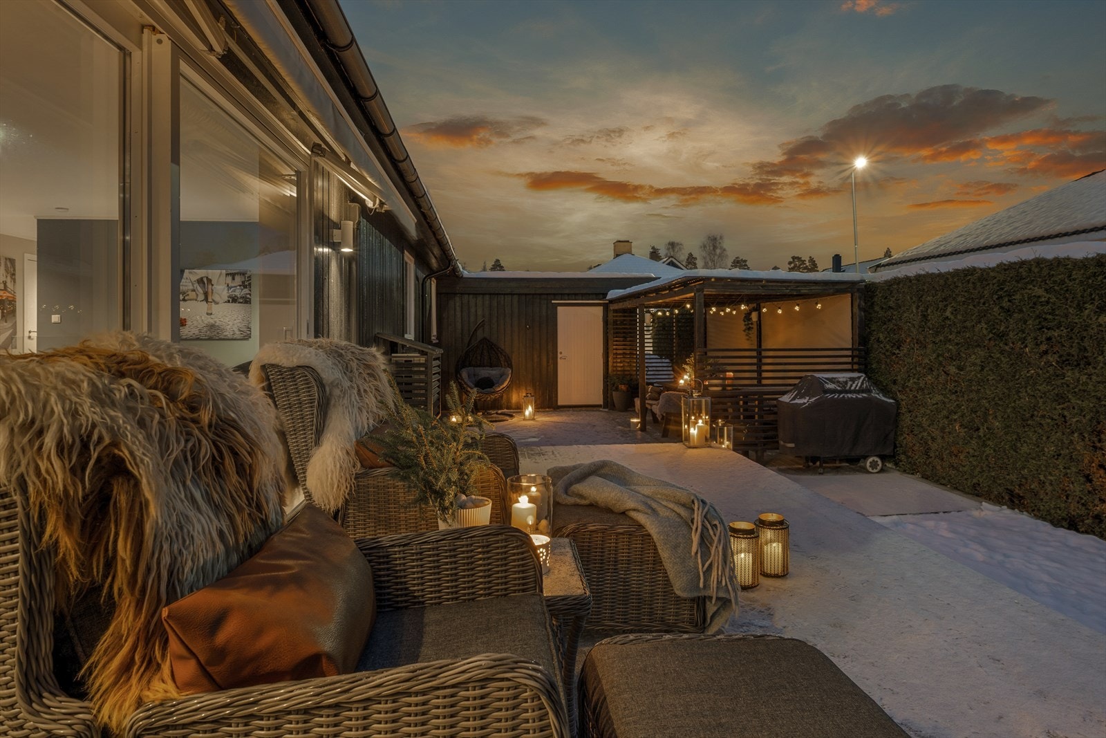 Verandaen har er generøs markise som gir god solskjerming på varme dager. I tillegg sørger varmepumpen for sval innetemperatur når solen står på. Galleribilde