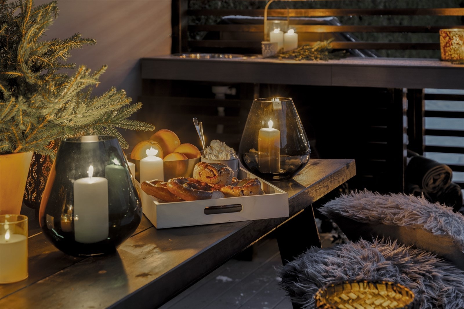 Under pergolaen er det god plass til sittegruppe og det er laget til et praktisk utekjøkken med utslagsvask og gode arbeidsflater. Galleribilde