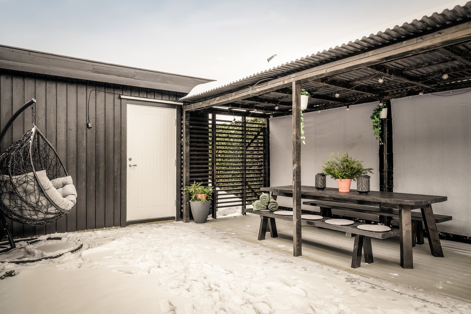 Fra terrassen har man adkomst direkte til bodrom og garasjen. Galleribilde