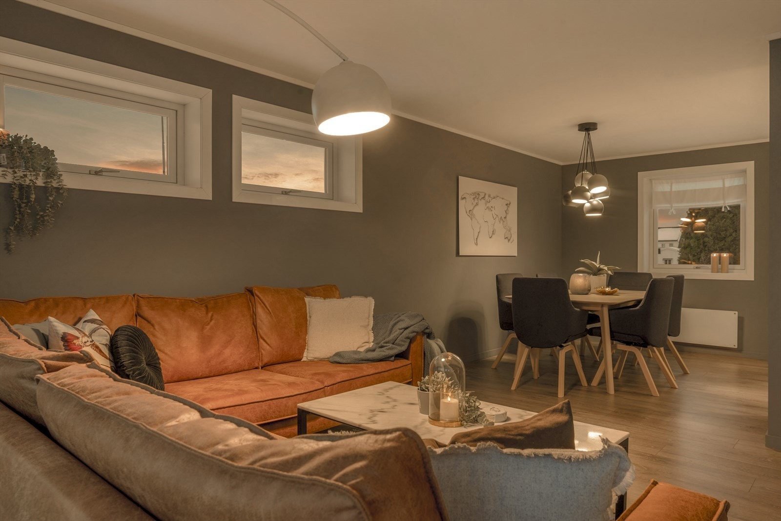 Stuen byr på flere møbleringsmuligheter. Galleribilde