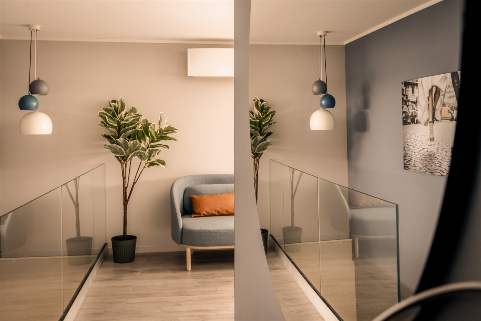 Innbydende entré/gang med laminat på gulv. Boligens veggoverflater er holdt i stilsikre fargenyanser. Galleribilde