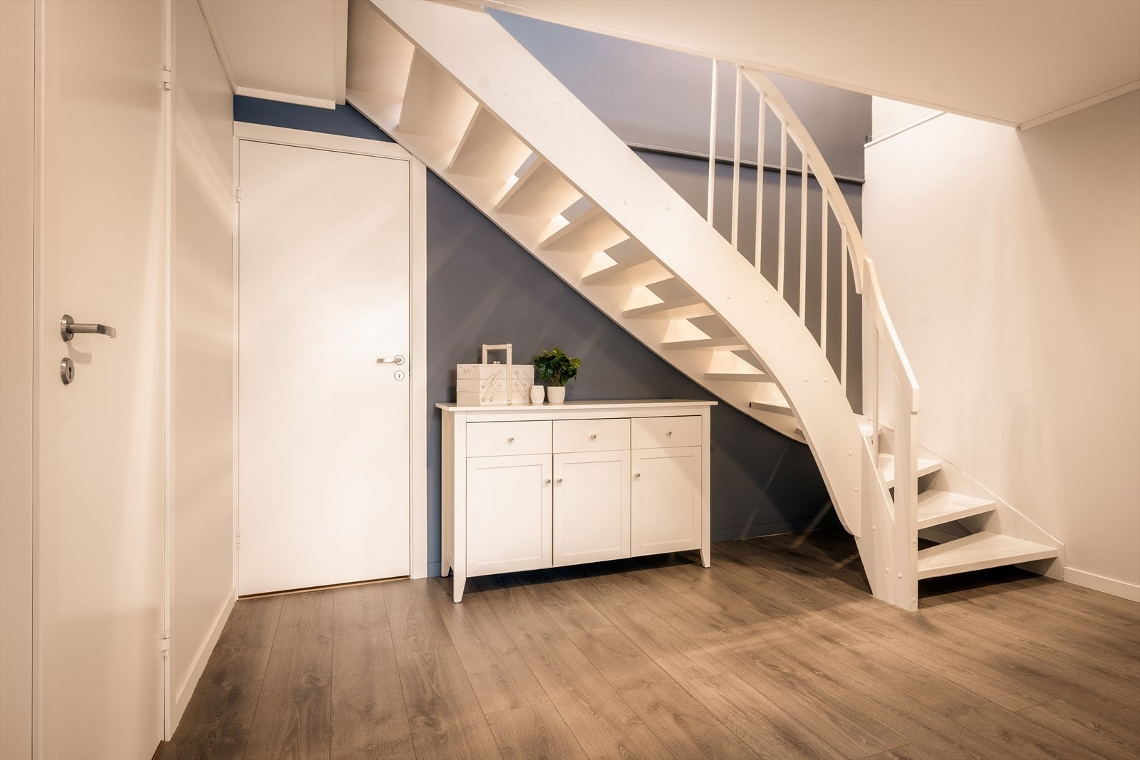 Kjelleretasjen byr på kjellerstue/kinorom med egen inngang, bad/vaskerom, tre soverom og bodareal. Dette er en perfekt etasje for deg som har barn og ungdom i hus. Galleribilde