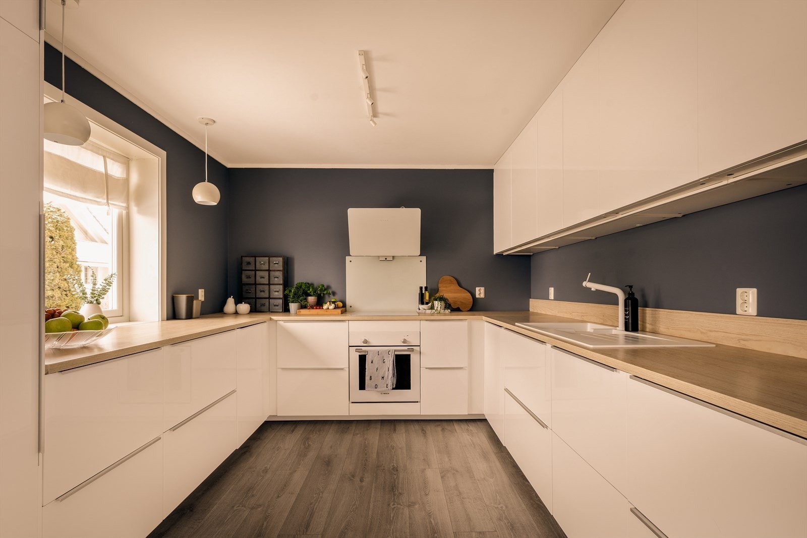 Under overskapene er det montert belysning. Det er flere stikkontakter på kjøkkenet. Galleribilde