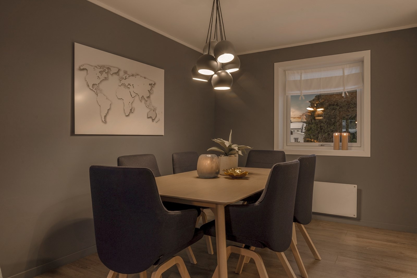 I forlengelse med kjøkkenet har man en sone som passer ypperlig for spisebord med tilhørende møblement. Galleribilde