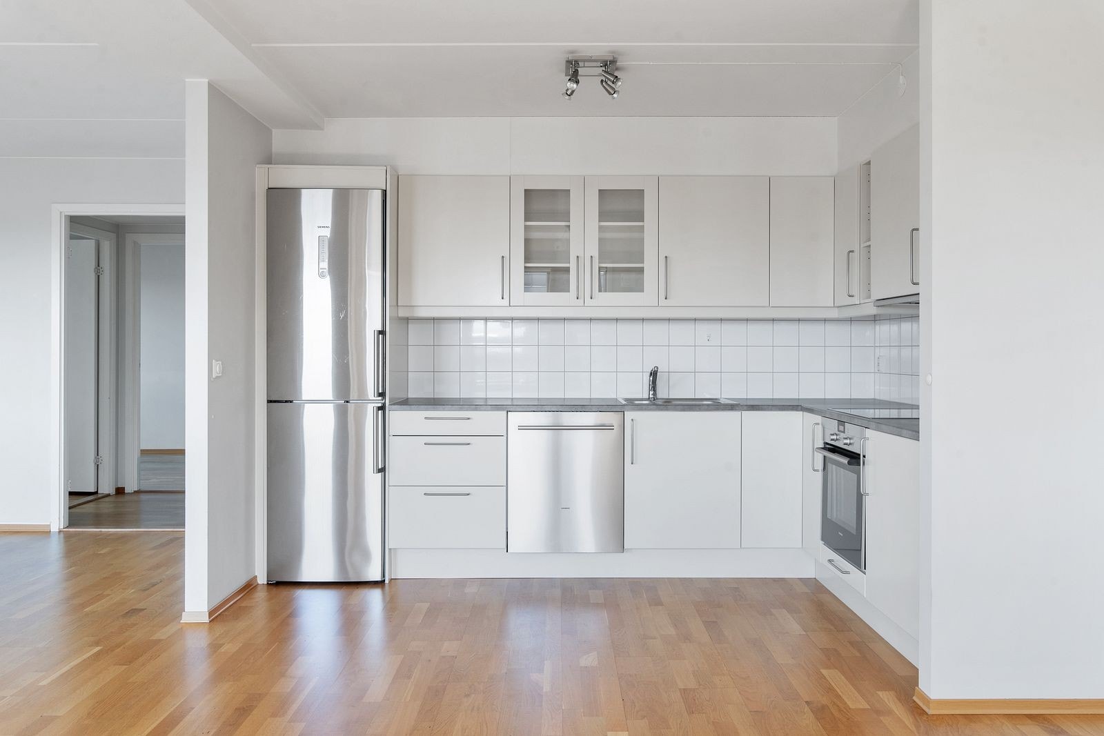 Kjøkken med alle hvitevarer Galleribilde