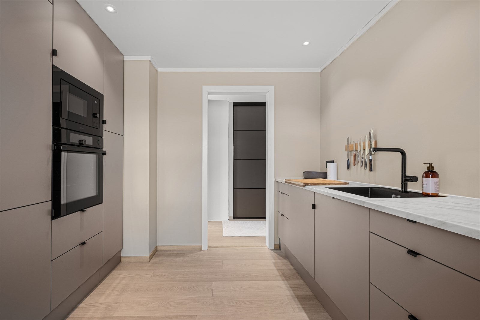 Stekeovn og mikrobølgeovn i praktisk høyde Galleribilde