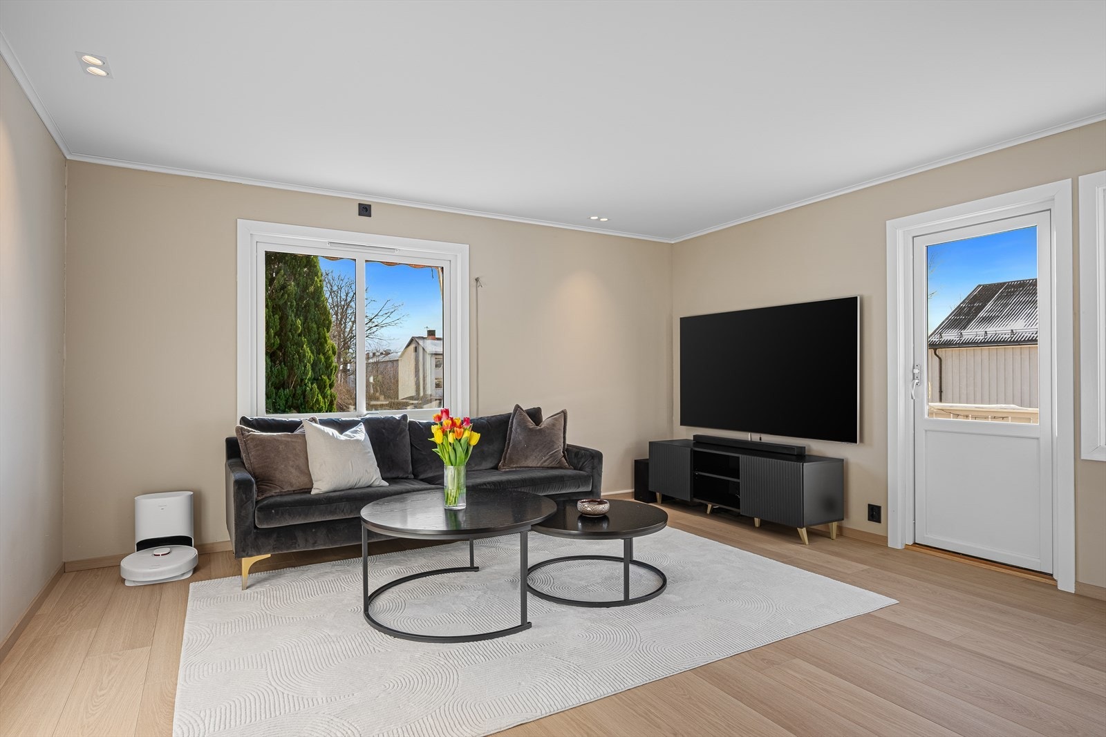 God plass til både sofagruppe og spisestue i stuen Galleribilde